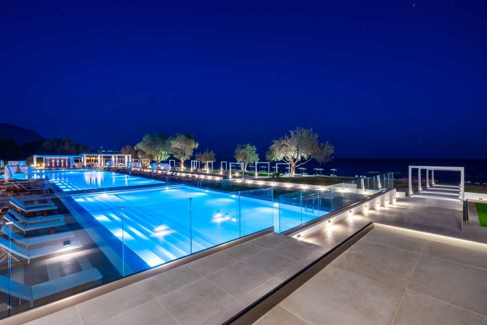 Een foto van het zwembad bij Kamari Plus Hotel