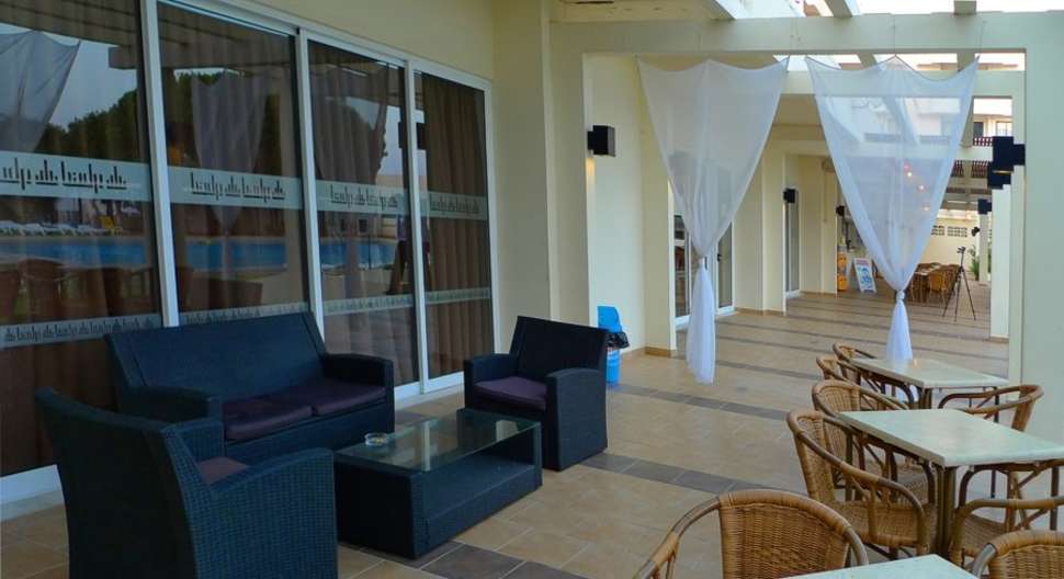 Een foto van het terras bij Albufeira Sol Hotel & Spa