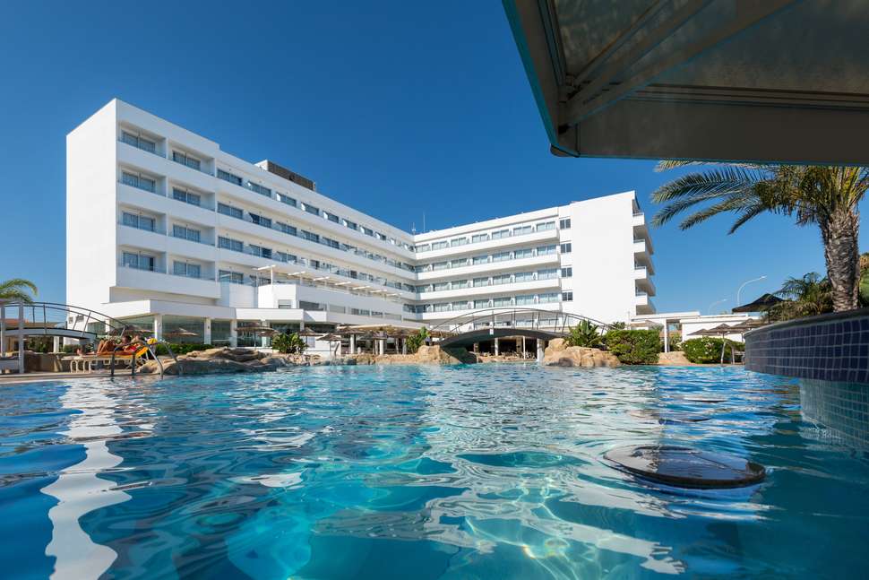 Een foto van het zwembad bij Tasia Maris Beach Hotel