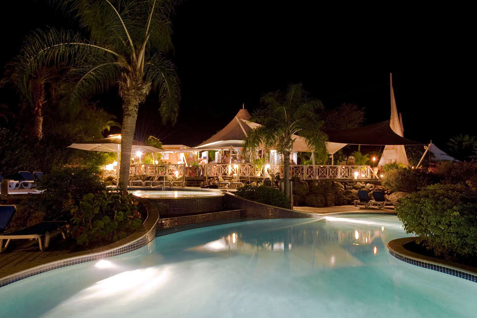Een foto van het zwembad bij Time to Smile Chogogo Dive & Beach Resort Curacao