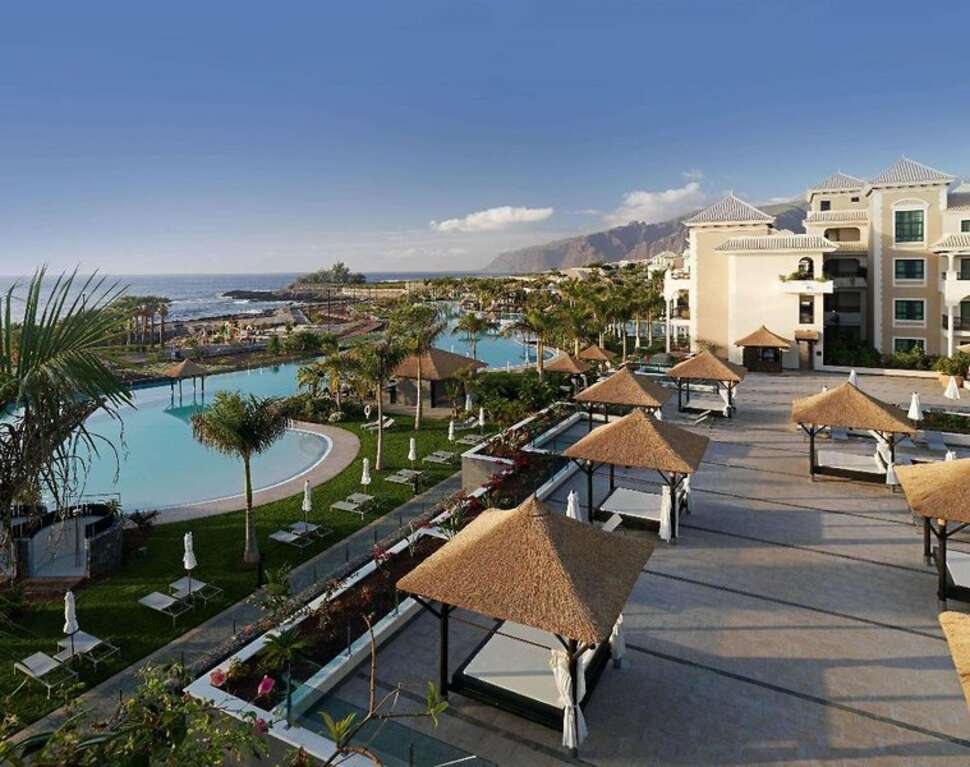 Een foto van het terras bij Gran Melia Palacio de Isora