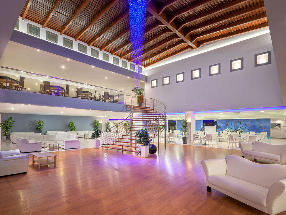 Een foto van het interieur van Oceanis Beach Hotel