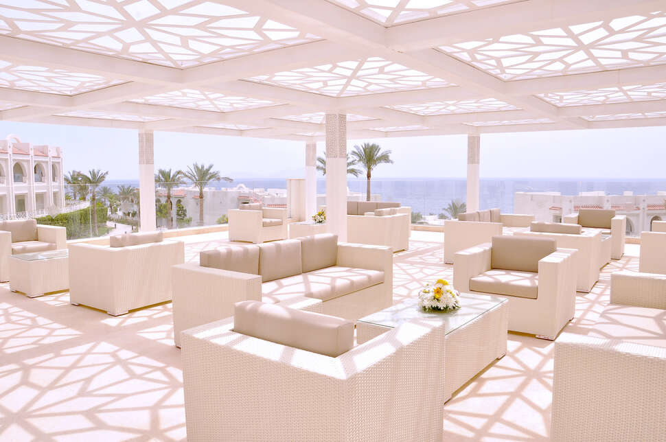Een foto van het terras bij Sunrise Montemare Resort