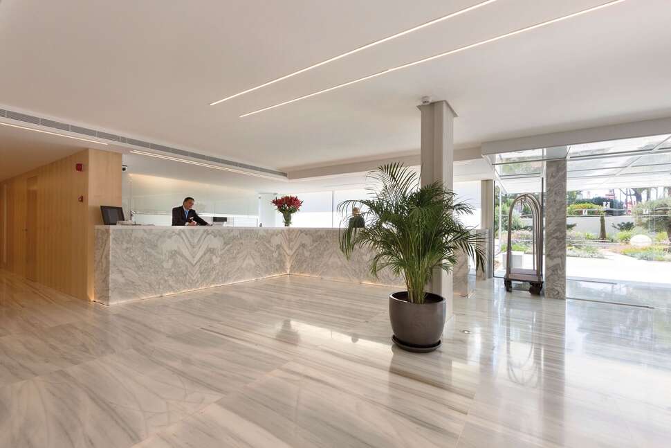 Een foto van het interieur van Hipotels Mediterraneo