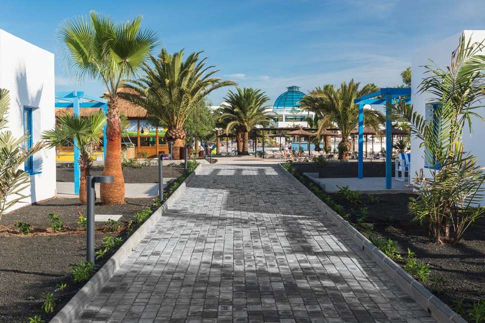 Een foto van het terras bij Elba Lanzarote Royal Village Resort