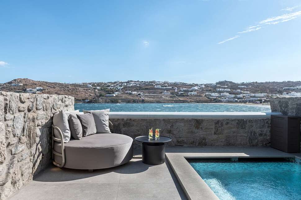 Een foto van het zwembad bij Aeonic Suites & Spa