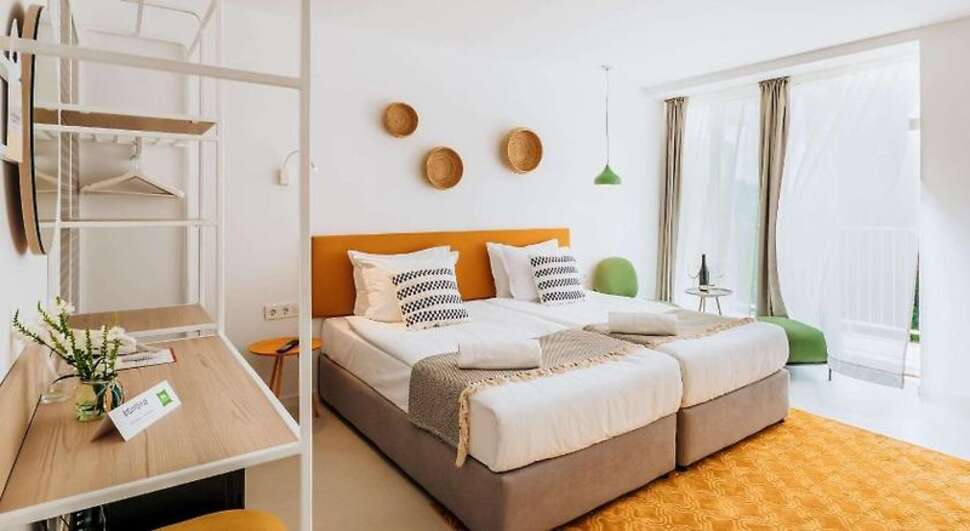 Ein Foto Ibis Styles Golden Sands Roomer
