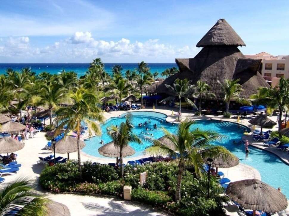 Een foto van het zwembad bij Sandos Playacar Beach Resort