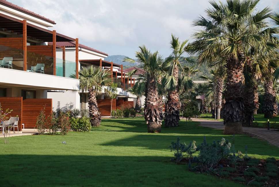 Een foto van het terras bij Almyros Beach Hotel