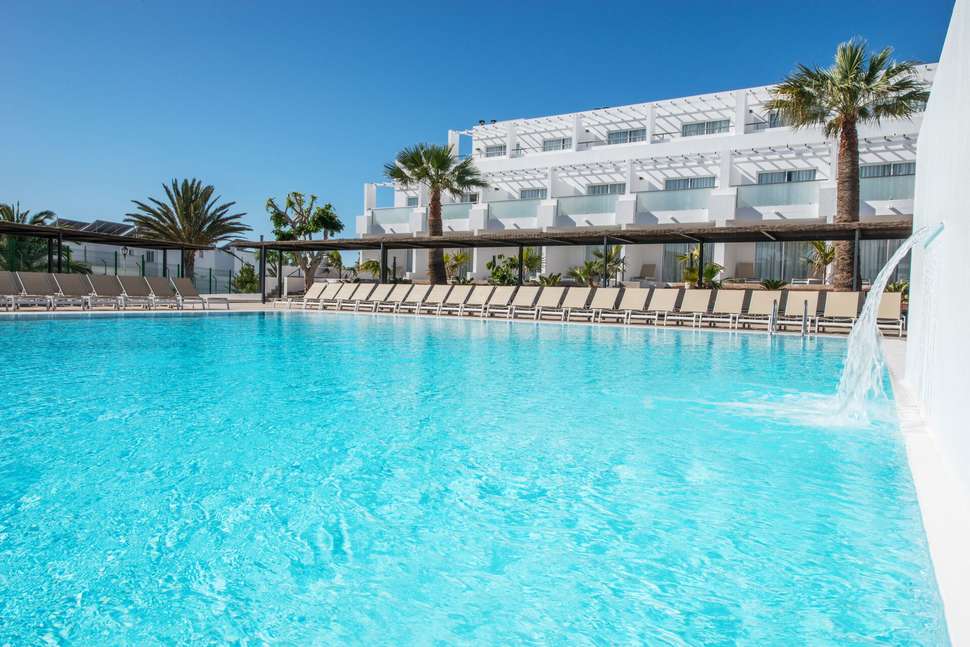 Een foto van het zwembad bij Sentido Aequora Lanzarote Suites