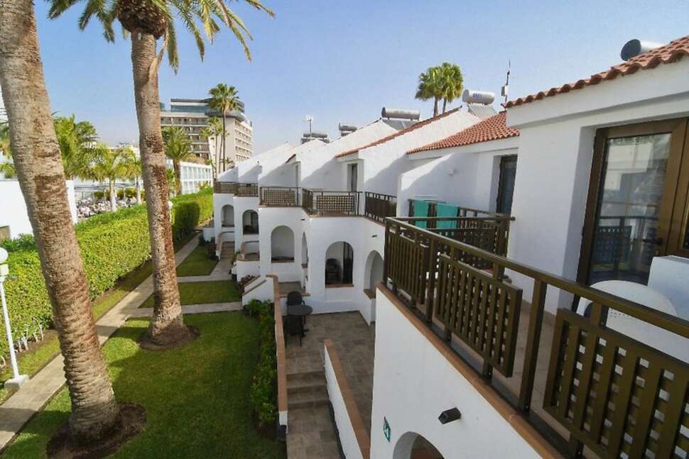 Een foto van de buitenkant van Playamar Bungalows