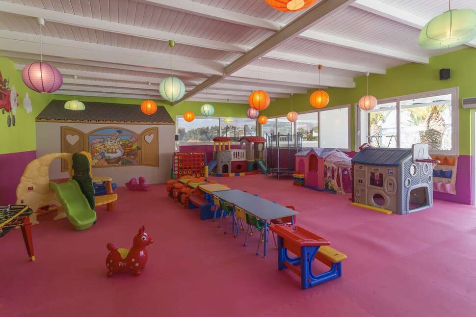 Een foto van de faciliteiten bij Lagomandra Beach Hotel & Suites