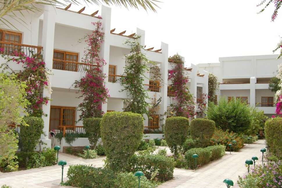 Een foto van de buitenkant van Menaville Resort
