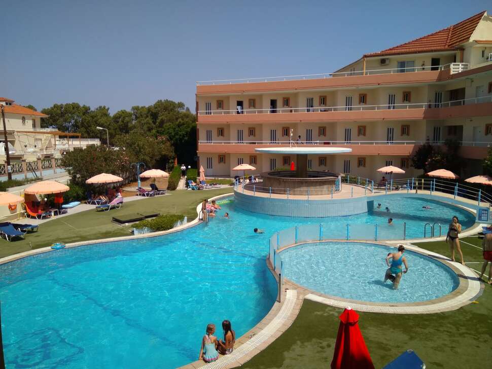 Een foto van het zwembad bij Bayside Hotel Katsaras