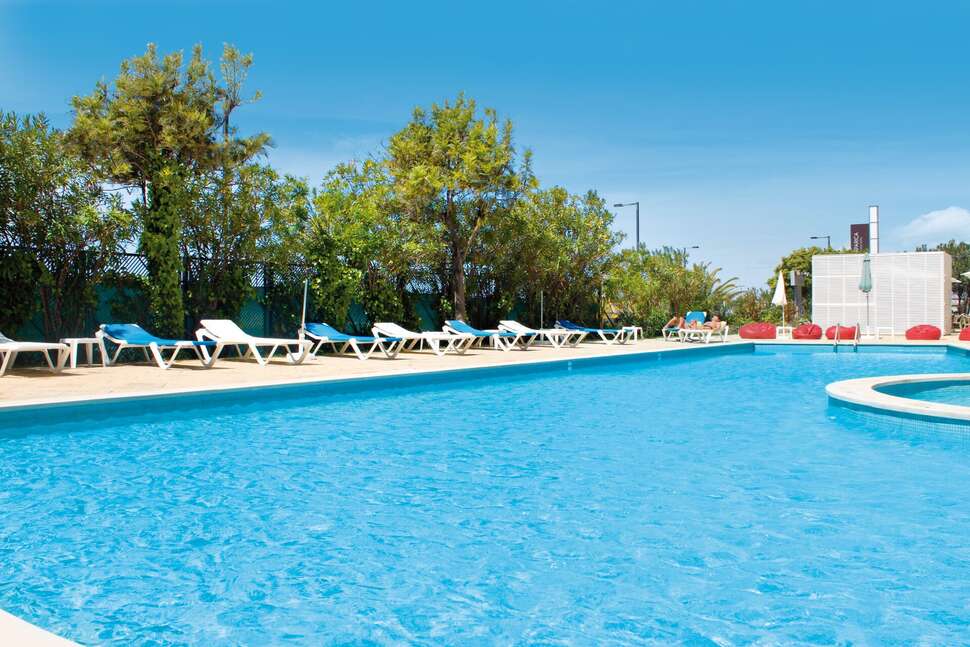 Een foto van het zwembad bij Tryp by Wyndham Lisboa Caparica Mar Hotel