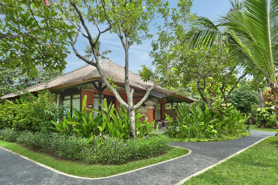 Een foto van de buitenkant van Legian Beach Hotel