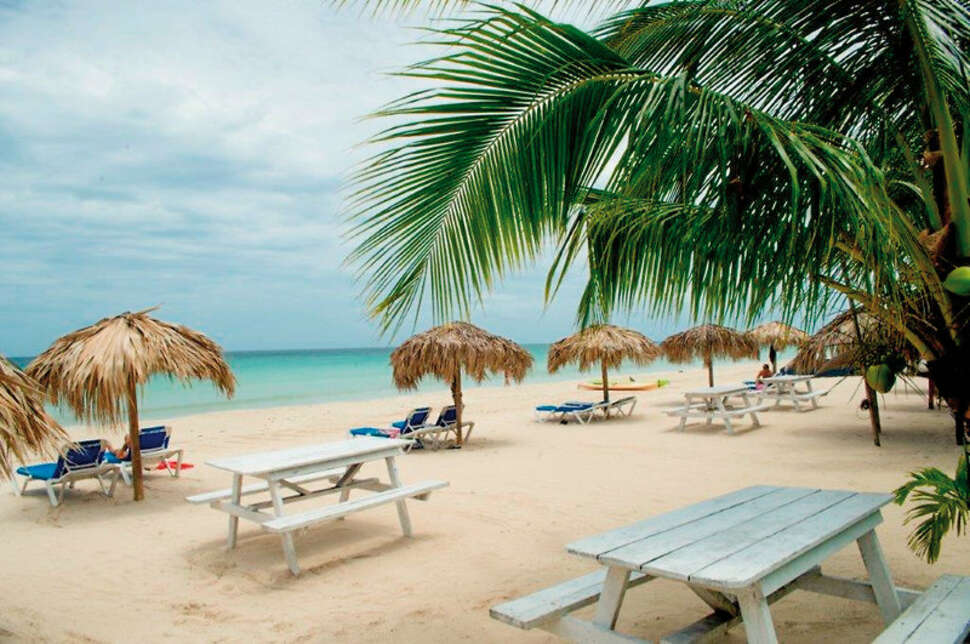 Een foto van het strand bij Fun Holiday Beach Hotel