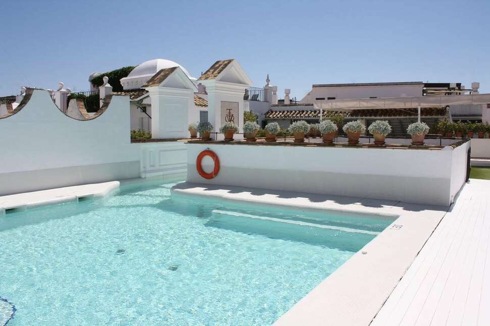 Een foto van het zwembad bij Hotel Las Casas de la Juderia