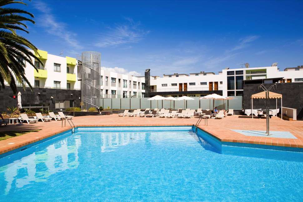Een foto van het zwembad bij Hotel Livvo Corralejo Beach