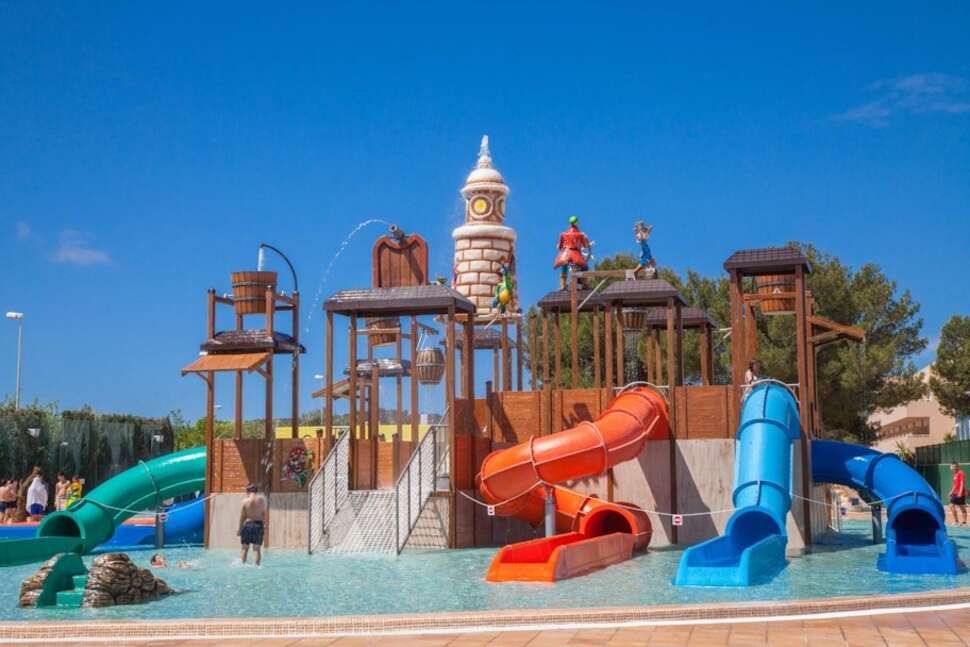 Een foto van het zwembad bij Sirenis Seaview Country Club