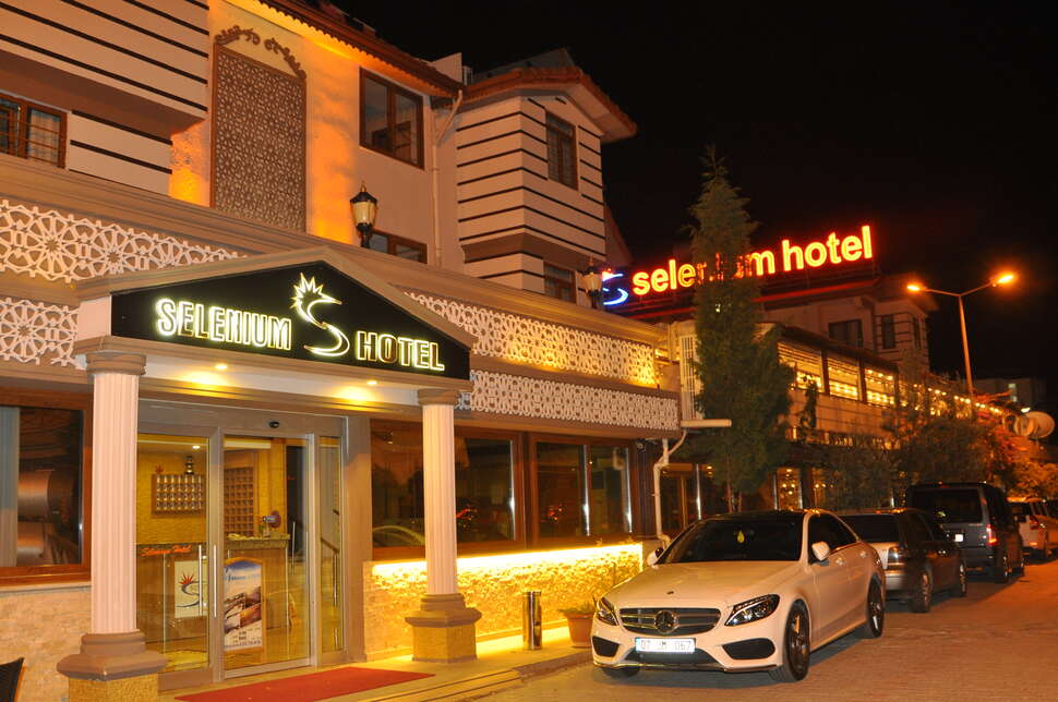 Een foto van de buitenkant van Selenium Hotel