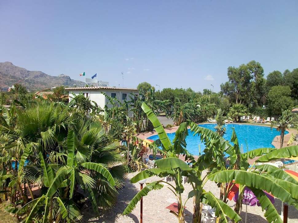 Ein Foto vom Pool im Villaggio Alkantara