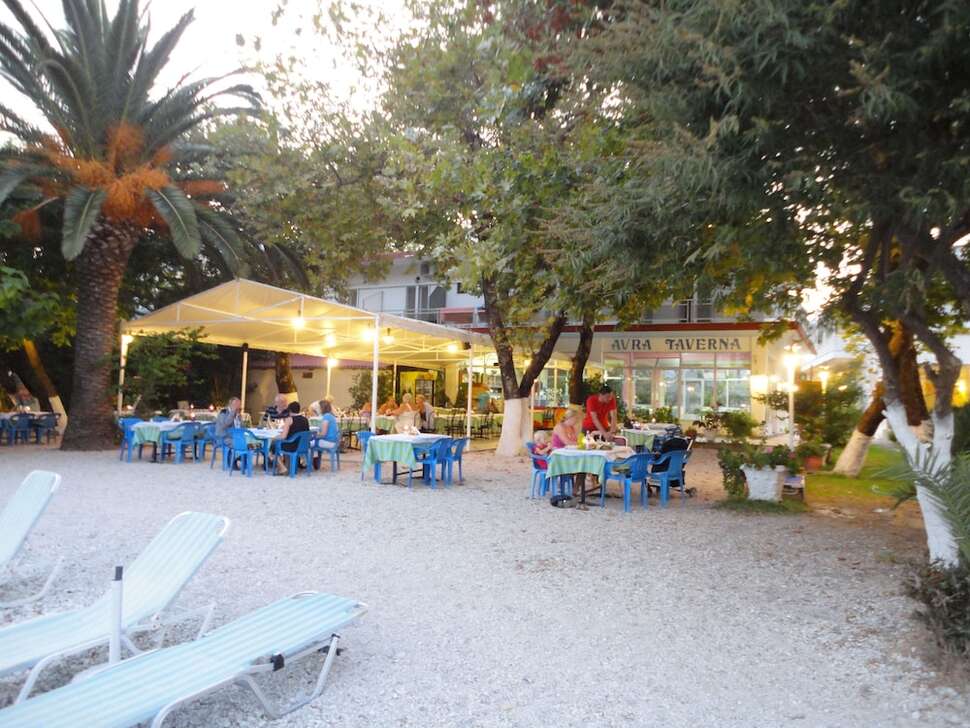 Ein Foto von der Terrasse im Hotel Avra Beach