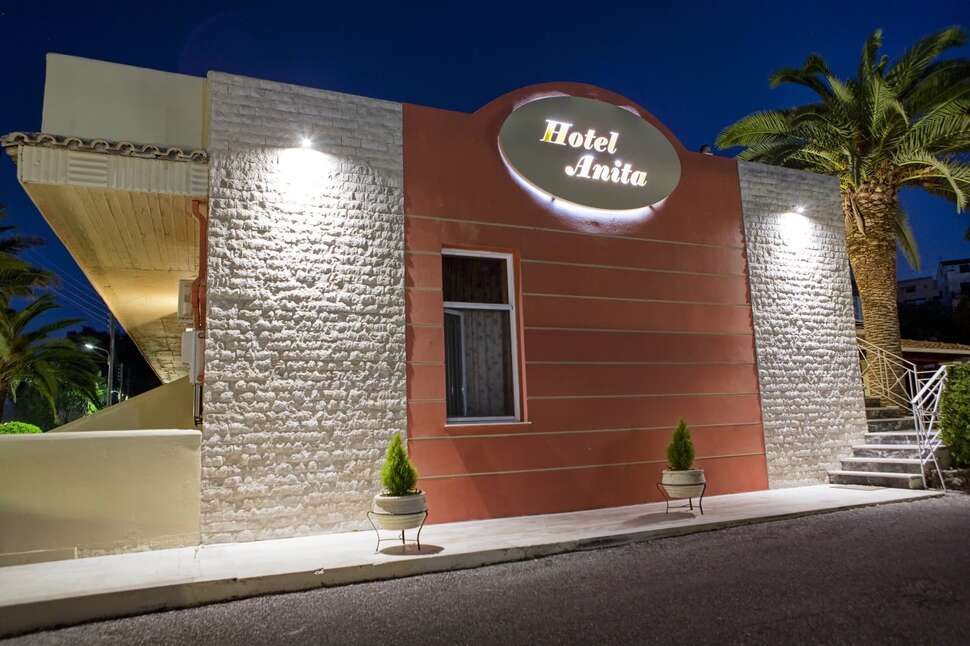 Een foto van de buitenkant van Hotel Anita Corfu