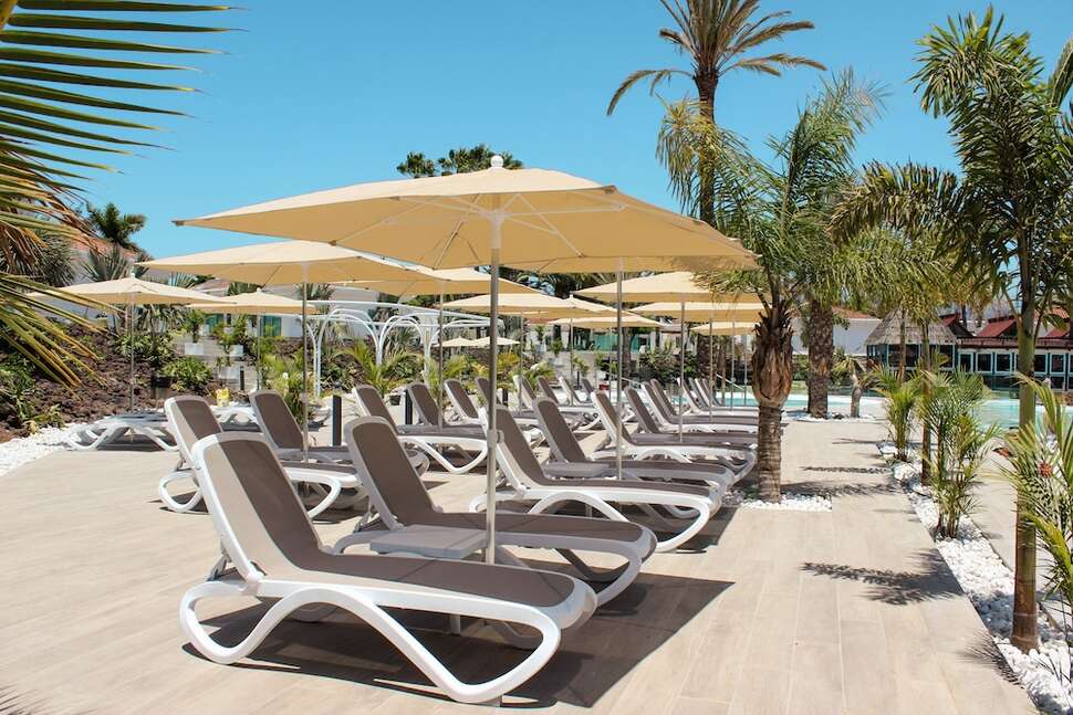 Een foto van het terras bij Hotel Livvo Dunagolf Suites