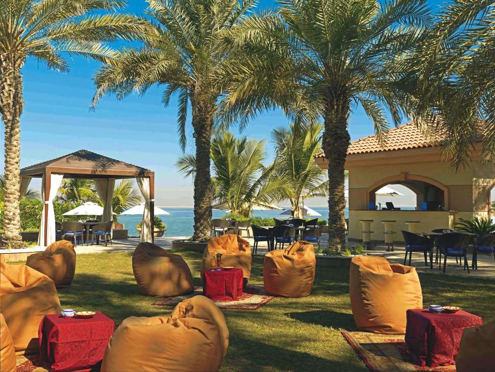 Een foto van het terras bij Al Raha Beach Resort & Spa