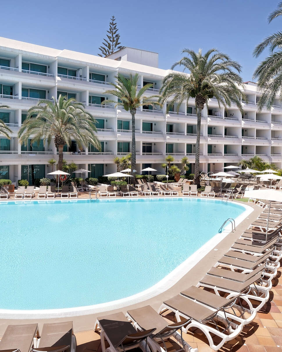 Een foto van het zwembad bij Hotel Akeah Broncemar