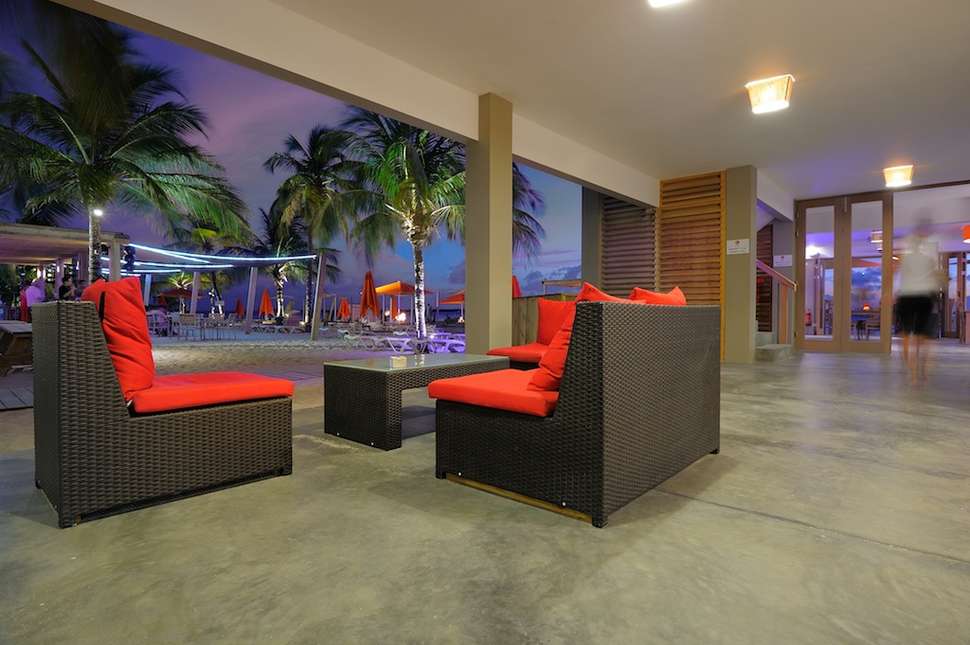 Een foto van het terras bij Eden Beach Resort