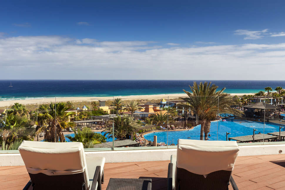 Een foto van het terras bij Occidental Jandia Royal Level
