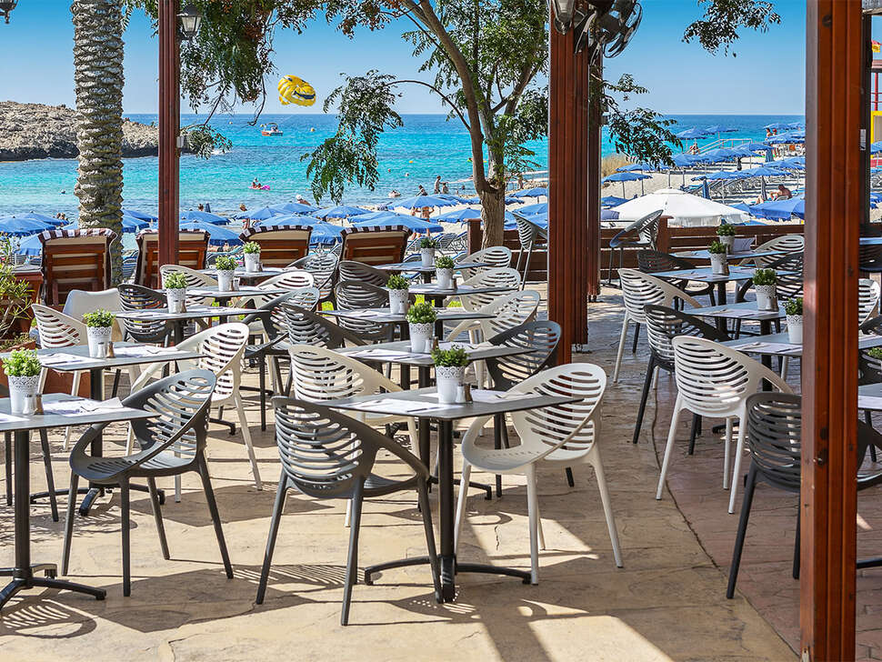 Ein Foto von der Terrasse im Pavlo Napa Beach Hotel