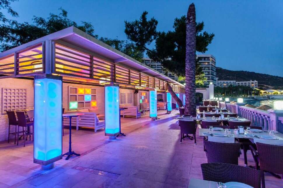 Een foto van het terras bij Tusan Beach Resort