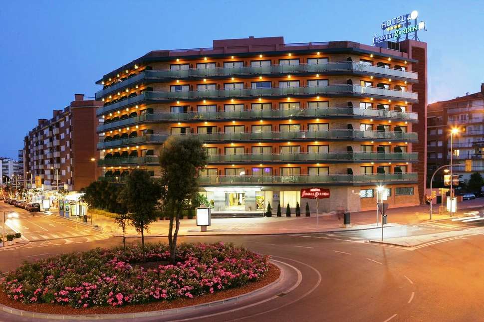 Een foto van de buitenkant van Hotel Fenals Garden