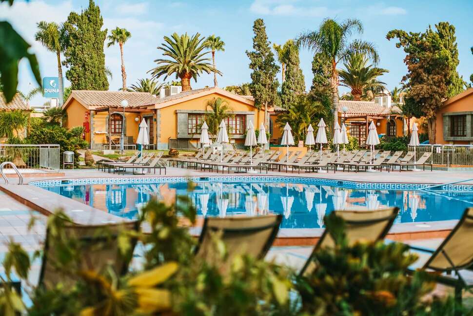 Een foto van het zwembad bij Suites & Villas by Dunas
