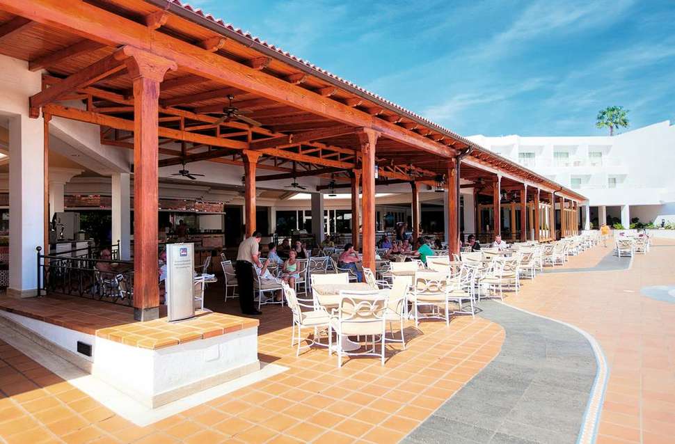 Een foto van het terras bij Riu Paraiso Lanzarote Resort