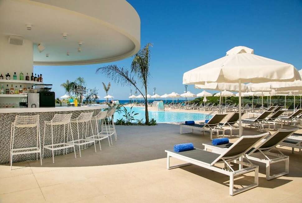Een foto van het zwembad bij Nissi Beach Resort