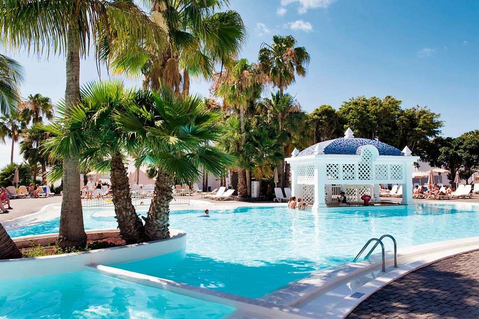 Een foto van het zwembad bij Riu Paraiso Lanzarote Resort
