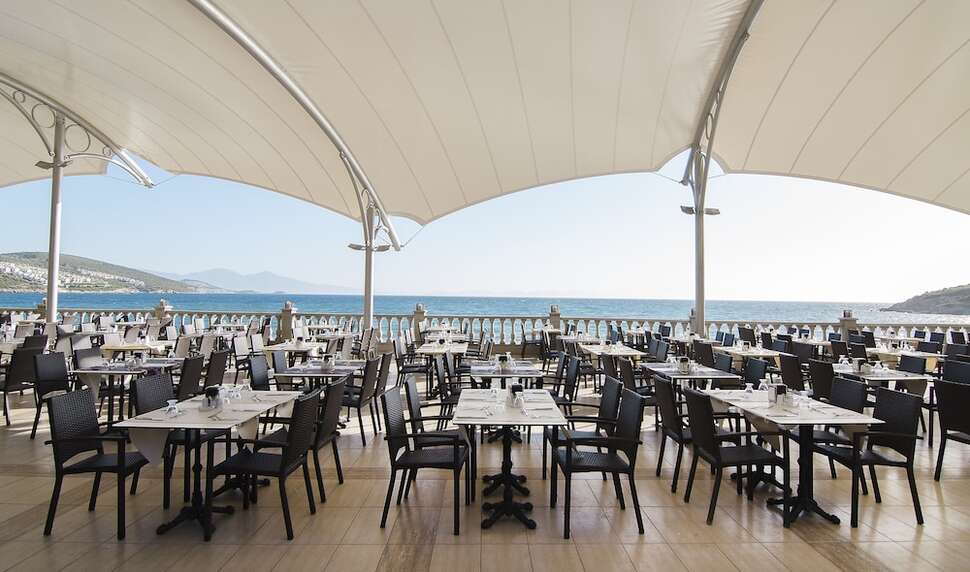 Een foto van het terras bij Tusan Beach Resort