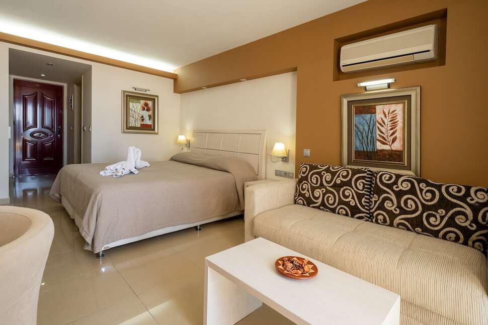 Een foto van Kamari Plus Hotel