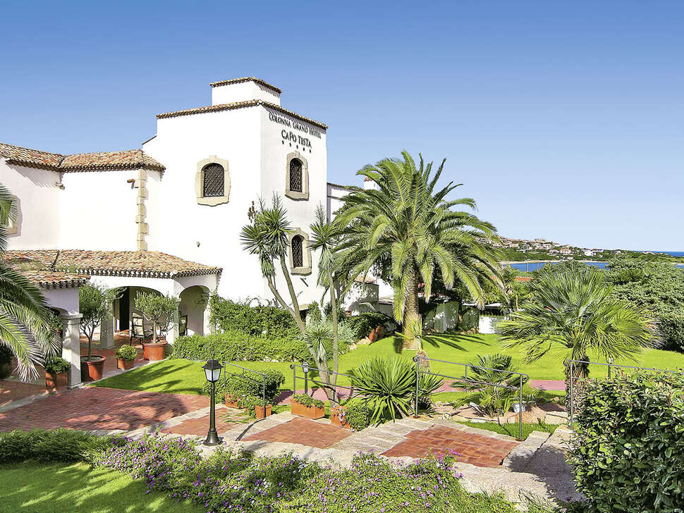 Ein Foto von der Außenansicht des Colonna Grand Hotel Capo Testa