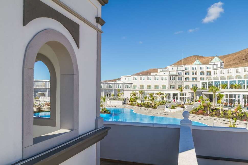 Een foto van het zwembad bij Royal Palm Resort & Spa