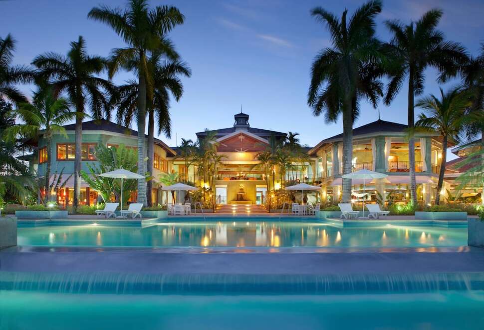 Een foto van het zwembad bij Couples Negril