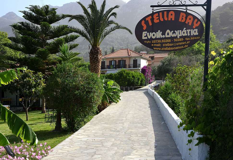 Een foto van het terras bij Stella Bay Hotel