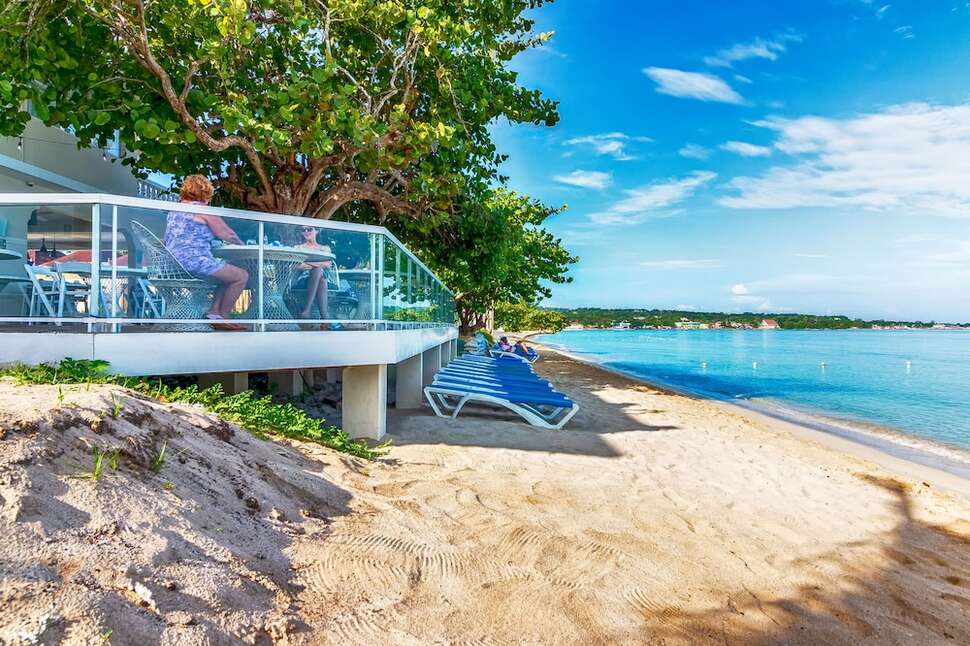 Een foto van het strand bij Travellers Beach Resort
