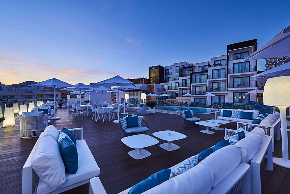Een foto van het terras bij Eurostars Ibiza