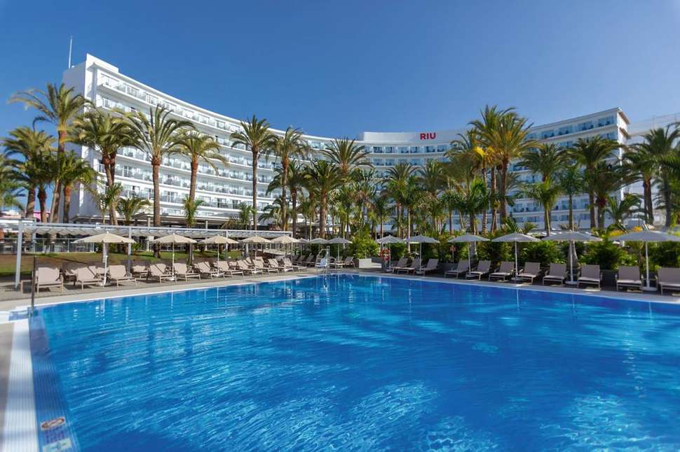 Een foto van het zwembad bij Riu Palace Palmeras