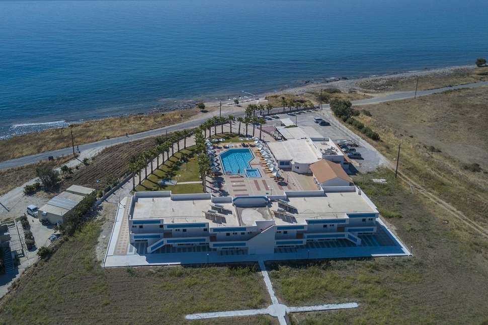 Een foto van de buitenkant van Mammis Beach Hotel